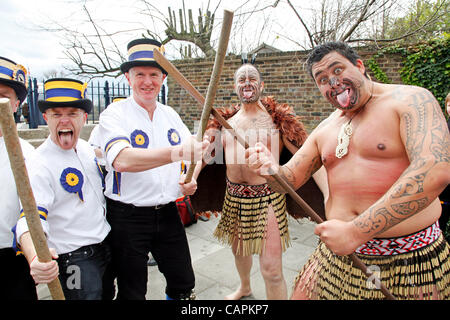 Les Maoris et Morris Men il bataille d'une manière semblable à la traditionnelle stick dance à l'Université Xchanging Boat Race 2012. Banque D'Images