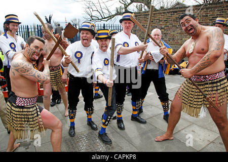 Les Maoris et Morris Men il bataille d'une manière semblable à la traditionnelle stick dance à l'Université Xchanging Boat Race 2012. Banque D'Images