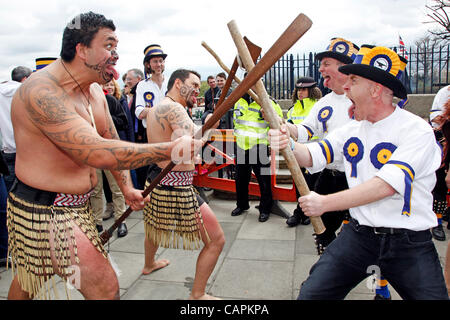 Les Maoris et Morris Men il bataille d'une manière semblable à la traditionnelle stick dance à l'Université Xchanging Boat Race 2012. Banque D'Images