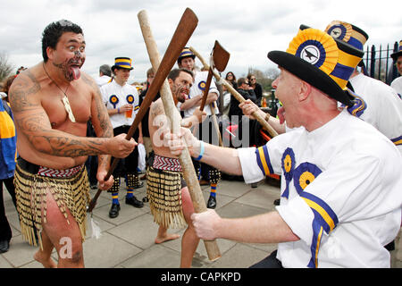 Les Maoris et Morris Men il bataille d'une manière semblable à la traditionnelle stick dance à l'Université Xchanging Boat Race 2012. Banque D'Images