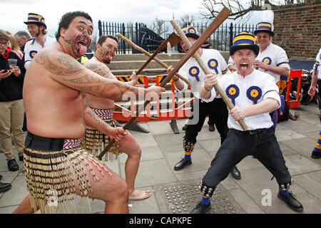 Les Maoris et Morris Men il bataille d'une manière semblable à la traditionnelle stick dance à l'Université Xchanging Boat Race 2012. Banque D'Images