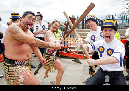 Les Maoris et Morris Men il bataille d'une manière semblable à la traditionnelle stick dance à l'Université Xchanging Boat Race 2012. Banque D'Images