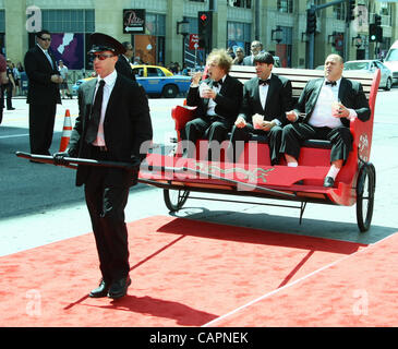 SEAN HAYES & CHRIS DIAMONTOPOULOS & SASSO LES TROIS STOOGES. Première mondiale HOLLYWOOD LOS ANGELES CALIFORNIA USA 07 Apri Banque D'Images