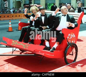 SEAN HAYES & CHRIS DIAMONTOPOULOS & SASSO LES TROIS STOOGES. Première mondiale HOLLYWOOD LOS ANGELES CALIFORNIA USA 07 Apri Banque D'Images