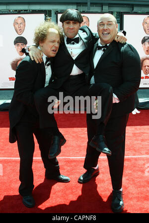 SEAN HAYES & CHRIS DIAMONTOPOULOS & SASSO LES TROIS STOOGES. Première mondiale HOLLYWOOD LOS ANGELES CALIFORNIA USA 07 Apri Banque D'Images