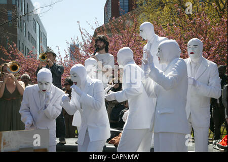 7 avril 2012 - New York, New York, États-Unis - Voca People, un Israélien, un groupe musical joue sur les rues de N.Y.C. La moissonneuse-batteuse a cappella et beat boxing de reproduire les sons d'un orchestre entier. (Crédit Image : © Bruce Cotler/Photos/ZUMAPRESS.com) Globe Banque D'Images