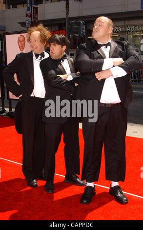 7 avril 2012 - Hollywood, Californie, États-Unis - Chris Diamontopoulos ,Sean Hayes .et il Sasso assiste à la première de ''Les Trois Stooges''au Chinese Theatre d'Hollywood,Ca sur avril 7,2012.. 2012 (Crédit Image : Â© Phil Roach/Photos/ZUMAPRESS.com) Globe Banque D'Images