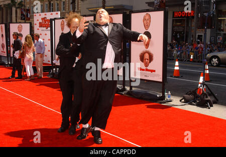 7 avril 2012 - Hollywood, Californie, États-Unis - Chris Diamontopoulos ,Sean Hayes .et il Sasso assiste à la première de ''Les Trois Stooges''au Chinese Theatre d'Hollywood,Ca sur avril 7,2012.. 2012 (Crédit Image : Â© Phil Roach/Photos/ZUMAPRESS.com) Globe Banque D'Images