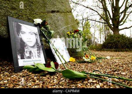 Londres, Royaume-Uni. 08/04/2012. Roms, Tsiganes et Voyageurs à déposer des fleurs le mémorial de l'Holocauste dans la région de Hyde Park pour commémorer les Roms tués pendant l'Holocauste et pour protester contre le racisme anti-Roms. 8e avril marque Nation rom 24. Banque D'Images