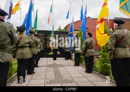 Ex-membres de l'IRA de la compagnie C, habillés en uniformes paramilitaires, se souvenir de leurs morts dans le jardin du souvenir sur la Falls Road, Belfast Banque D'Images