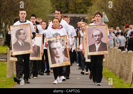 Les jeunes de l'Mairead Farrell le Sinn Fein groupe de jeunes avec des photographies des signataires de la proclamation de l'Irlande pendant mars commémoration de l'Insurrection de Pâques 1916, l'Irlandais Banque D'Images