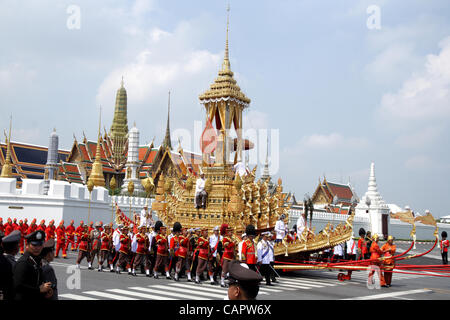 Les fonctionnaires et les militaires thaïlandais royal tirez le chariot royal portant l'urne royale d'altesse royale la Princesse Bejaratana au cours de la crémation royale à Sanam Luang à Bangkok le 9 avril 2012 . La princesse mourut en Juillet 27 à l'âge de 85 ,2011 . credit : Crédit : Piti UNE Sahakorn / Alamy Live News Banque D'Images