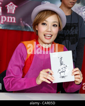 Le 9 avril 2012 - Toronto, Canada - Hong Kong Cantopop chanteuse et actrice Joey Yung assiste à la conférence de presse de concert numéro 6 et à la session d'autographes First Markham Place. Yung est prévu d'exécuter au Casino Rama le 10 avril 2012. (JKP/N8N) Banque D'Images