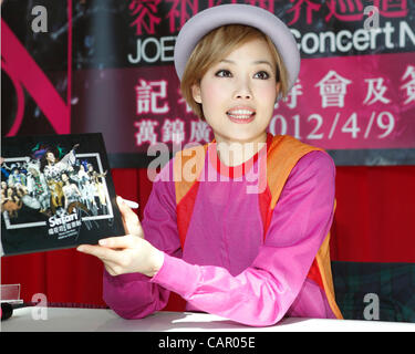 Le 9 avril 2012 - Toronto, Canada - Hong Kong Cantopop chanteuse et actrice Joey Yung assiste à la conférence de presse de concert numéro 6 et à la session d'autographes First Markham Place. Yung est prévu d'exécuter au Casino Rama le 10 avril 2012. (JKP/N8N) Banque D'Images