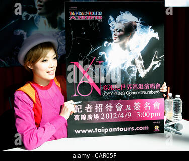 Le 9 avril 2012 - Toronto, Canada - Hong Kong Cantopop chanteuse et actrice Joey Yung assiste à la conférence de presse de concert numéro 6 et à la session d'autographes First Markham Place. Yung est prévu d'exécuter au Casino Rama le 10 avril 2012. (JKP/N8N) Banque D'Images