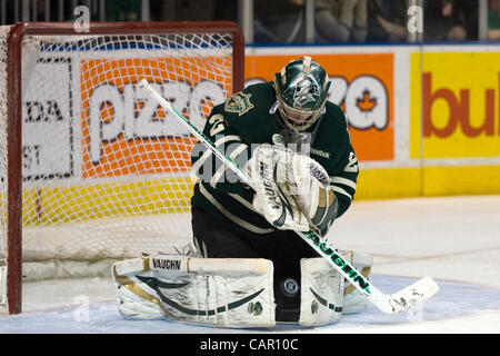 London, Ontario, Canada - le 9 avril 2012. Gardien de London Knight Michael Houser (29) conserve son œil sur la rondelle alors qu'il se prépare à faire une sauvegarde dans la première période du troisième match contre le Spirit de Saginaw. Londres a gagné le match ? ? À ? ? Joué au John Labatt Centre à prendre une série 2 - 1 plomb. La se Banque D'Images