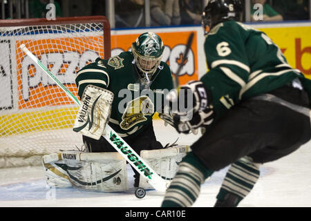 London, Ontario, Canada - le 9 avril 2012. Gardien de London Knight Michael Houser (29) conserve son œil sur la rondelle alors qu'il se prépare à faire une sauvegarde dans la première période du troisième match contre le Spirit de Saginaw comme défenseur Scott Harrington se déplace pour prendre le rebond. Londres a gagné le match ? ? À ? ? A joué un Banque D'Images