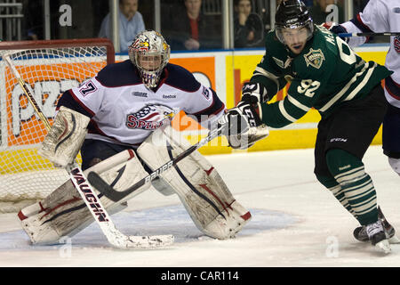 London, Ontario, Canada - le 9 avril 2012. Jake Paterson, gardien de but pour le Spirit de Saginaw et Greg McKegg (92) de la façon suivante les Knights de London jouent dans leur deuxième ronde des séries éliminatoires. Battu 5-2 à Saginaw Londres prendre un 2-1 laisse dans le meilleur des sept de la série éliminatoire au John Labatt Centre. Banque D'Images