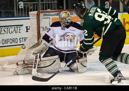 London, Ontario, Canada - le 9 avril 2012. Jake Paterson, gardien de but pour le Spirit de Saginaw sauvegarder tandis que Greg fait un McKegg (92) de les Knights de London est à la recherche d'un rebond dans leur deuxième ronde des séries éliminatoires. Battu 5-2 à Saginaw Londres prendre un 2-1 laisse dans le meilleur des sept de la série éliminatoire au John Labatt Banque D'Images