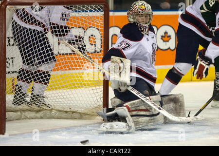 London, Ontario, Canada - le 9 avril 2012. Jake Paterson, gardien de but pour le Spirit de Saginaw suivre la rondelle après avoir fait une sauvegarde contre les Knights de London. Battu 5-2 à Saginaw Londres prendre un 2-1 laisse dans le meilleur des sept de la série éliminatoire au John Labatt Centre. Banque D'Images