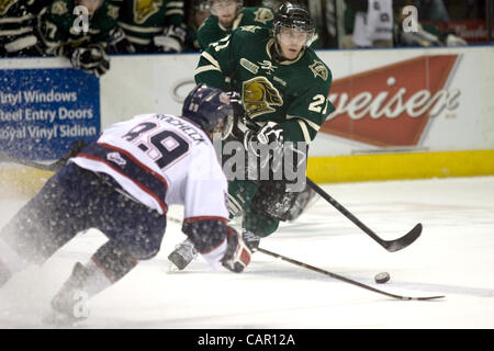 London, Ontario, Canada - le 9 avril 2012. Tyler Ferry (21) de la London Knights transporte la rondelle dans la zone offensive contre le Spirit de Saginaw. Battu 5-2 à Saginaw Londres prendre un 2-1 laisse dans le meilleur des sept de la série éliminatoire au John Labatt Centre. Banque D'Images