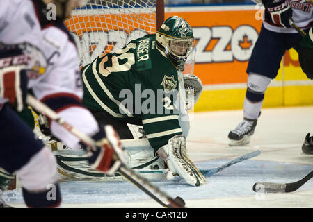 London, Ontario, Canada - le 9 avril 2012. Michaeal Houser, gardien de but pour les Knights de London garde un œil sur la pièce autour de son filet en troisième période contre le Spirit de Saginaw. Battu 5-2 à Saginaw Londres prendre un 2-1 laisse dans le meilleur des sept de la série éliminatoire au John Labatt Centre. Banque D'Images