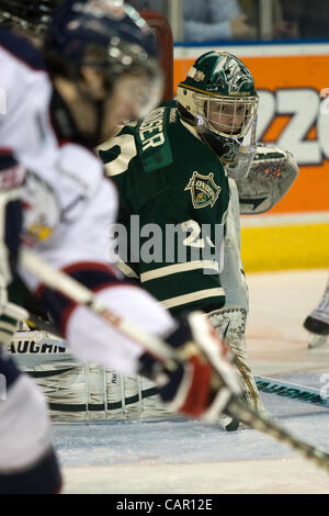 London, Ontario, Canada - le 9 avril 2012. Michaeal Houser, gardien de but pour les Knights de London garde un œil sur la pièce autour de son filet en troisième période contre le Spirit de Saginaw. Battu 5-2 à Saginaw Londres prendre un 2-1 laisse dans le meilleur des sept de la série éliminatoire au John Labatt Centre. Banque D'Images