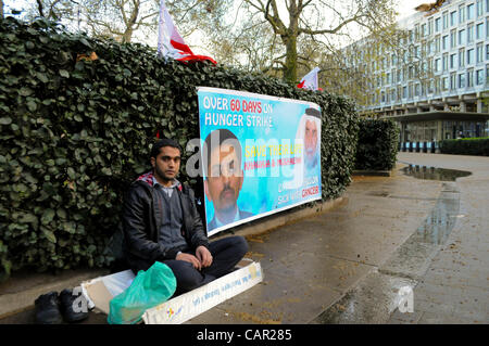 Londres, Royaume-Uni. 10/04/12. Ali Mushaime est en grève de la faim devant l'ambassade des États-Unis pour 6 jours en solidarité avec son père qui est au service de la vie dans une prison de Bahreïn pour son militantisme pendant les soulèvements. Ali fait face à 15 ans de prison s'il retourne au Bahreïn. Banque D'Images