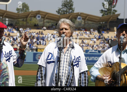 10 avril 2012 - Los Angeles, Californie, États-Unis - Brian Wilson des Beach Boys qu'ils s'associent avec les Dodgers de Los Angeles pour une saison de célébrations du 50e anniversaire de la bande et du baseball club ?s home Field, stade Dodger. Les Dodgers de la face la Pittsburg P Banque D'Images