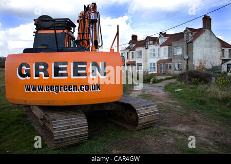 Norfolk, Royaume-Uni. Mercredi 11 avril 2012. Les Bulldozers se préparer pour cette après-midi la démolition de 9 propriétés à Beach Road, Happisburgh à Norfolk à mesure qu'ils sont dangereusement près de tomber dans la mer en raison de l'érosion côtière. Accepté l'indemnisation par les résidents de North Norfolk District Council à déplacer. Banque D'Images