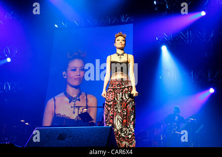 10 avril 2012 - Orillia, Canada - Hong Kong Cantopop singer Joey Yung effectue au Casino Rama pendant son concert tour numéro 6. (JKP/N8N) Banque D'Images