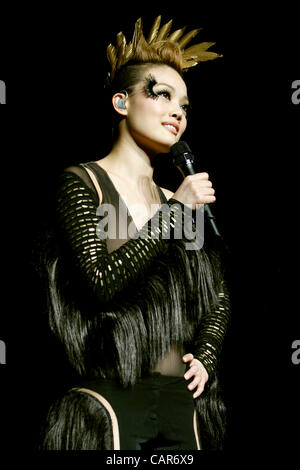 10 avril 2012 - Orillia, Canada - Hong Kong Cantopop singer Joey Yung effectue au Casino Rama pendant son concert tour numéro 6. (JKP/N8N) Banque D'Images