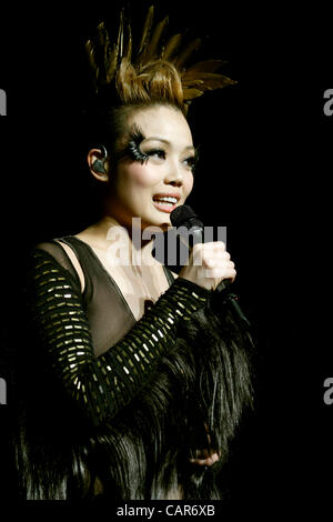 10 avril 2012 - Orillia, Canada - Hong Kong Cantopop singer Joey Yung effectue au Casino Rama pendant son concert tour numéro 6. (JKP/N8N) Banque D'Images