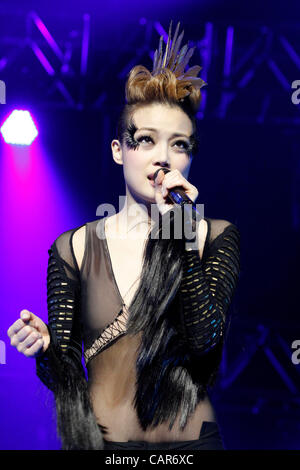 10 avril 2012 - Orillia, Canada - Hong Kong Cantopop singer Joey Yung effectue au Casino Rama pendant son concert tour numéro 6. (JKP/N8N) Banque D'Images