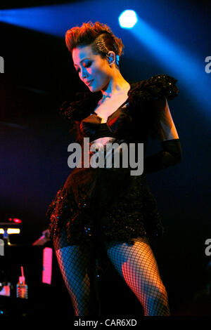 10 avril 2012 - Orillia, Canada - Hong Kong Cantopop singer Joey Yung effectue au Casino Rama pendant son concert tour numéro 6. (JKP/N8N) Banque D'Images