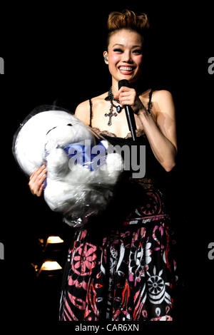 10 avril 2012 - Orillia, Canada - Hong Kong Cantopop singer Joey Yung effectue au Casino Rama pendant son concert tour numéro 6. (JKP/N8N) Banque D'Images