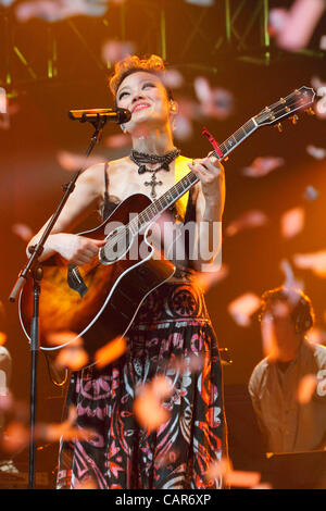 10 avril 2012 - Orillia, Canada - Hong Kong Cantopop singer Joey Yung effectue au Casino Rama pendant son concert tour numéro 6. (JKP/N8N) Banque D'Images