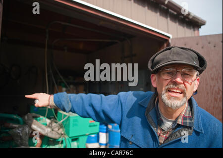 10 avril 2012. US Forest Service employé, Vaugh Hazel décrivant les erreurs et problèmes de fonctionnement avec générateur à False Island camp de travail sur la forêt nationale de Tongass. Banque D'Images