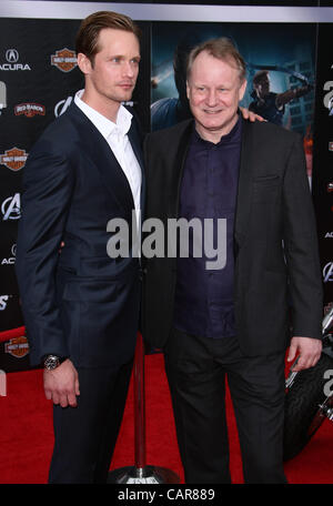 ALEXANDER SKARSGARD & Stellan Skarsgard THE AVENGERS. Première mondiale HOLLYWOOD LOS ANGELES CALIFORNIA USA 11 avril 2012 Banque D'Images