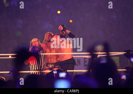 Légendes de la WWE Triple H l'Undertaker a lutté à Wrestlemania 28 à Miami, FL au Sun Life Stadium. Hall of Famer Shawn Michaels a été l'arbitre spécial. L'Undertaker a gagné, l'avancement de sa streak à 20-0 à Wrestlemania. Banque D'Images