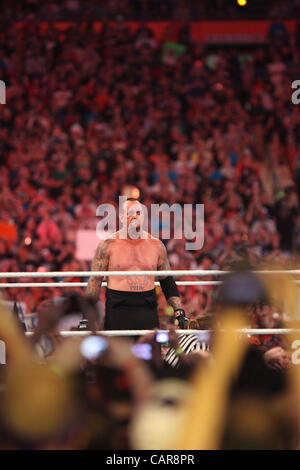 Légendes de la WWE Triple H l'Undertaker a lutté à Wrestlemania 28 à Miami, FL au Sun Life Stadium. Hall of Famer Shawn Michaels a été l'arbitre spécial. L'Undertaker a gagné, l'avancement de sa streak à 20-0 à Wrestlemania. Banque D'Images