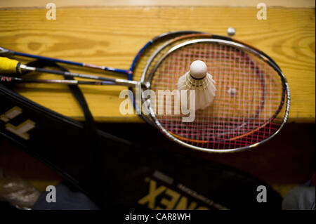 01 août 2009 - Palo Alto, Californie, USA - Tom's lie les raquettes et volant reste sur des gradins à l'événement de badminton le Samedi, Août 1, 2009 à l'Université de Stanford's Pavillon Burnham à Palo Alto, Californie mensonge est de Tampa Bay, Floride et il est à Palo Alto pour concurrencer dans le masculin et Doubl Banque D'Images