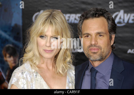 12 avril 2012 - Hollywood, Californie, États-Unis - Sunrise Coigney et Mark Ruffalo lors de la première du nouveau film de Disney MARVEL'S THE AVENGERS, tenue à l'El Capitan Theatre, le 11 avril 2012, à Los Angeles.(Image Crédit : Â© Michael Germana/Globe Photos/ZUMAPRESS.com) Banque D'Images