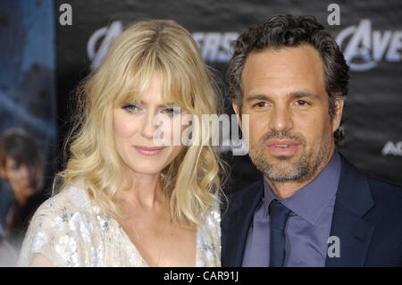 12 avril 2012 - Hollywood, Californie, États-Unis - Sunrise Coigney et Mark Ruffalo lors de la première du nouveau film de Disney MARVEL'S THE AVENGERS, tenue à l'El Capitan Theatre, le 11 avril 2012, à Los Angeles.(Image Crédit : Â© Michael Germana/Globe Photos/ZUMAPRESS.com) Banque D'Images