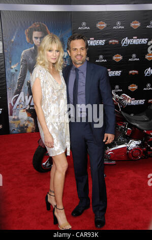 12 avril 2012 - Hollywood, Californie, États-Unis - Sunrise Coigney et Mark Ruffalo lors de la première du nouveau film de Disney MARVEL'S THE AVENGERS, tenue à l'El Capitan Theatre, le 11 avril 2012, à Los Angeles.(Image Crédit : Â© Michael Germana/Globe Photos/ZUMAPRESS.com) Banque D'Images