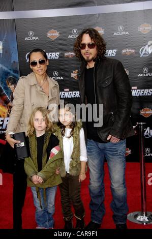 Vicky Karayiannis, Bénabar, Toni, Chris Cornell Cornell aux arrivées pour les AVENGERS Premiere, El Capitan Theatre, Los Angeles, CA, 11 avril 2012. Photo par : Michael Germana/Everett Collection Banque D'Images