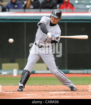 CLEVELAND, Ohio USA - 11 avril : Chicago White Sox fielder Kosuke Fukudome droit (1) chauves-souris dans la quatrième manche au Progressive Field de Cleveland, Ohio, USA le mercredi 11 avril, 2012. Banque D'Images