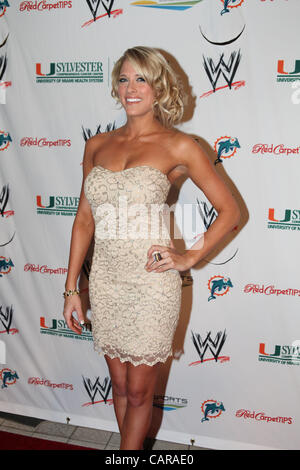 WWE DIVA Kelly Kelly pose aux médias sur le tapis rouge à la WWE 2012 Art & Fashion Show sur Star Island à Miami, FL. Banque D'Images