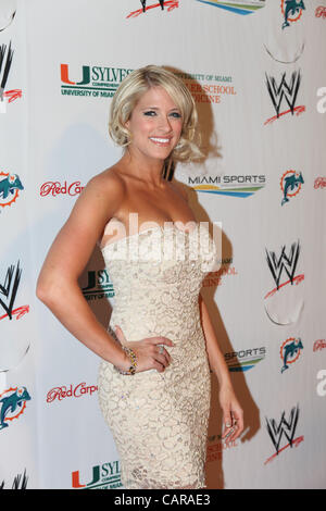 WWE DIVA Kelly Kelly pose aux médias sur le tapis rouge à la WWE 2012 Art & Fashion Show sur Star Island à Miami, FL. Banque D'Images