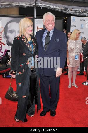 Robert Wagner, fille au niveau des arrivées pour 2012 TCM Classic Film Festival Opening Night Gala d'avant de cabaret 40e anniversaire de la restauration, le Grauman's Chinese Theatre, Los Angeles, CA le 12 avril 2012. Photo par : Elizabeth Goodenough/Everett Collection Banque D'Images